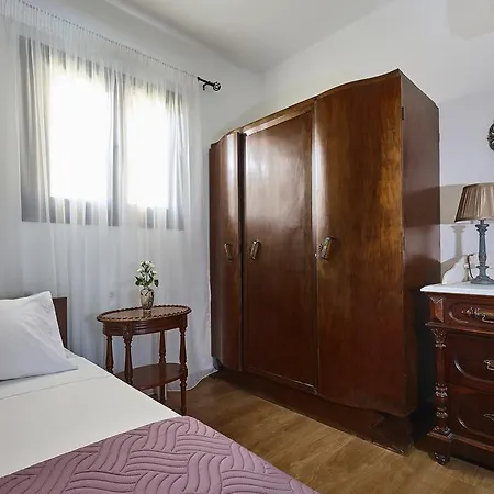 Feronia Apartment *